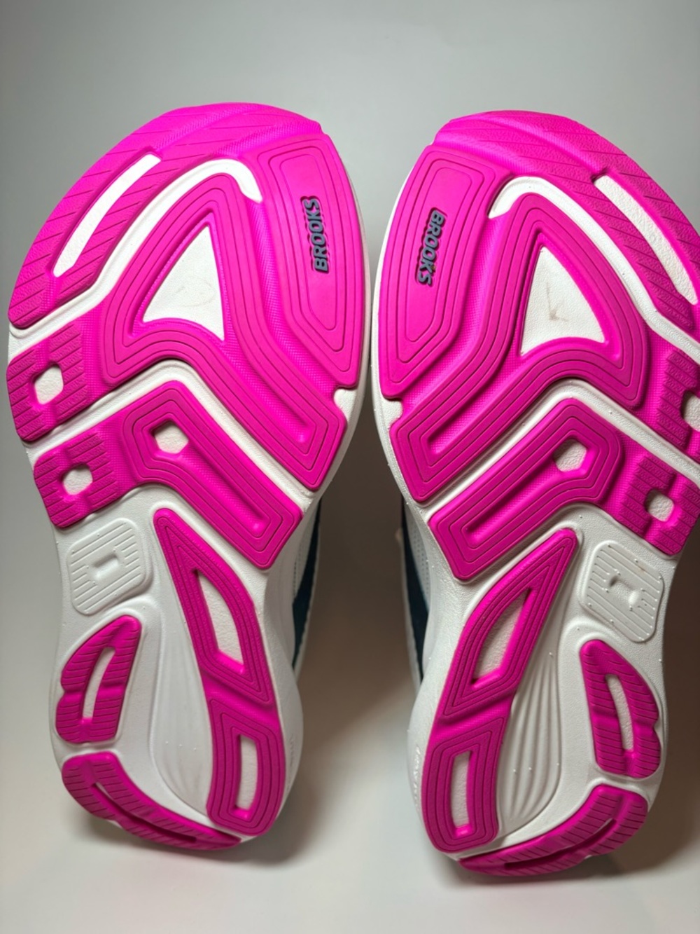 New Brooks Revel 8 Women’s size 8.5 White & Blue Running Shoe with Pink Accents - Picture 3 of 14